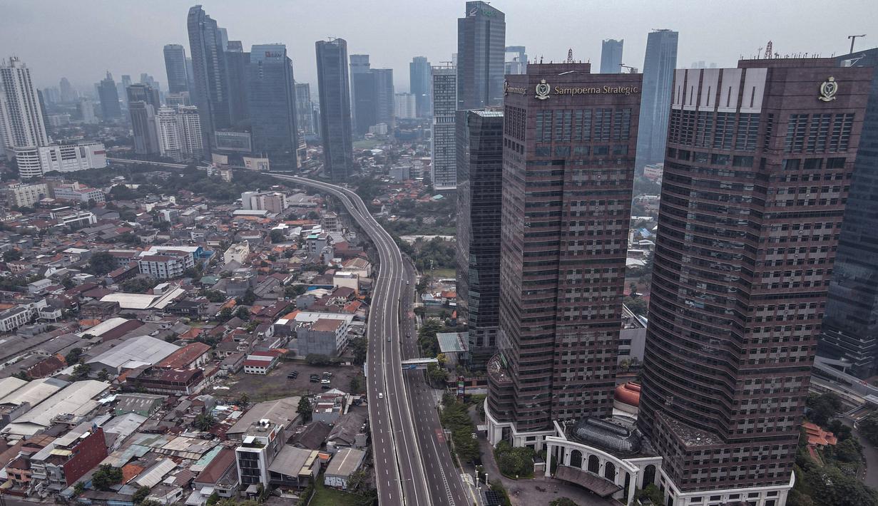 <p>Foto udara memperlihatkan jalanan yang biasanya ramai di Jakarta pada 1 Mei 2022, setelah masyarakat kembali ke kampung halaman untuk merayakan Idul Fitri yang menandai berakhirnya bulan suci Ramadhan. (AFP/Bay Ismoyo)</p>