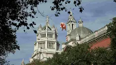 Balon udara berbentuk babi melayang di atas Victoria and Albert Museum di London, Inggris, Rabu (31/8). Balon babi berwarna pink itu untuk mempromosikan pameran grup band "Pink Floyd" yang akan dibuka mulai bulan Mei 2017. (REUTERS/Peter Nicholls)