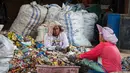 Diketahui sebelumnya, sampah plastik menjadi salah satu persoalan lingkungan yang belum bisa dituntaskan di banyak negara, termasuk Indonesia. (Wahyudi/AFP)
