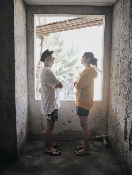 Rumah lama direnovasi agar lebih luas dan nyaman. Tentu saja sesuai dengan budgetnya, modal minimalis dengan hasil maksimal.  Tampak RInggo dan Sabai menyambangi rumahnya yang sedang di renovasi. [Instagram/ringgoagus]