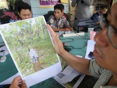 Seorang warga memperlihatkan gambar tapal batas yang dipasang pihak Taman Nasional Lore Lindu (TNLL) tepat di areal perkebunan milik warga, saat menggelar jumpa pers di Palu, Sulawesi Tengah, Selasa (17/4). (Antara)