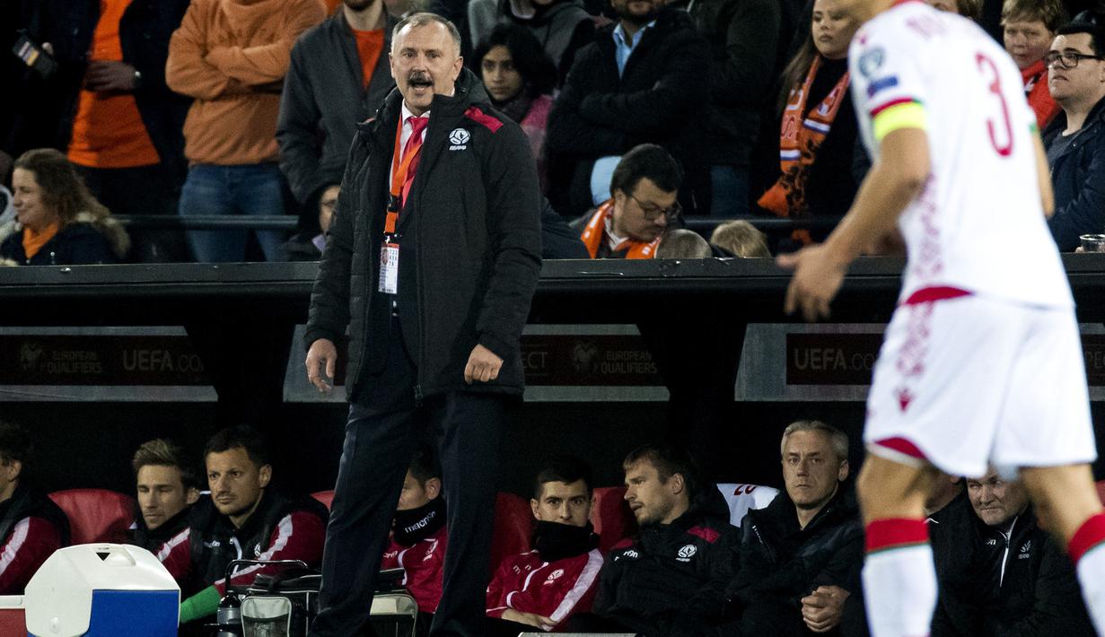 Ekspresi pelatih timnas Belarusia, Igor Kriushenko pada laga pembuka Grup C Kualifikasi Piala Eropa 2020 yang berlangsung di Stadion Faijenoord, Rotterdam, Jumat (22/2). Belanda menang 4-0 atas Belarusia. (AFP/Koen Van Weel)