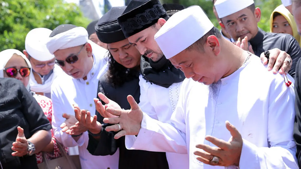 [Bintang] Pemakaman Istri Opick