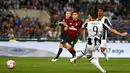 Pemain Juventus, Alvaro Morata, saat mencetak gol ke gawang AC Milan dalam final Coppa Italia di Stadion Olimpico, Roma, Sabtu (21/5/2016). (Reuters/Tony Gentile)