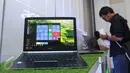 Calon pembeli sedang melihat produk terbaru notebook Acer di Jakarta, Rabu (22/6). Acer meluncurkan Acer Switch Alpha 12, yakni notebook 2 in 1 dengan sistem pendingin cair (liquidLoop). (Liputan6.com/Angga Yuniar)
