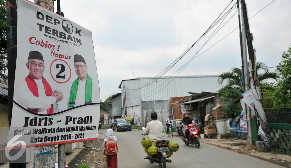Alat peraga pasangan calon wali kota dan Wakil Wali kota Depok nimor urut dua, Idris dan Pradi masih banyak ditemui di jalan Tole Iskandar dan Jalan RTM Kelapa Dua, Depok, Senin (7/12). (Liputan6.com/Yoppy Renato)