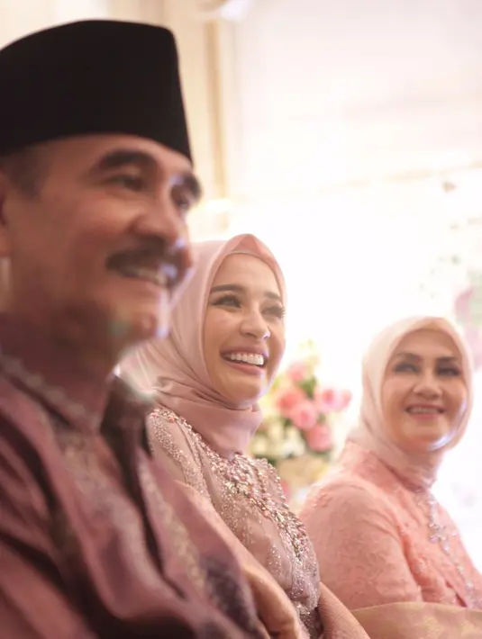 Tema nasional dipilih oleh keluarga pemeran kelahiran Bandung 28 tahun silam itu. Dengan tema nasional itu, jadi tidak terikat dengan pakem. Dan acara berlangsung akrab dan kekeluargaan.  (Bintang Pictures)