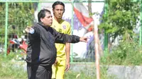 Pelatih Arema FC, Carlos Oliveira, memberikan instruksi dalam sesi latihan Singo Edan. (Bola.com/Iwan Setiawan)