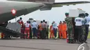 Jenazah penumpang pesawat AirAsia QZ8501 akan diterbangkan ke Surabaya dengan pesawat CN-295 TNI AU, Pangkalan Bun, Kalteng, Senin (5/1/2015). (Liputan6.com/Herman Zakharia) 