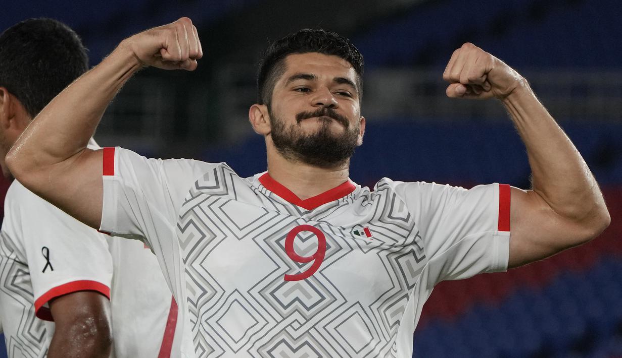 Henry Martin. Striker Meksiko berusia 28 tahun ini mengoleksi 3 gol dan mampu membawa timnya merebut medali perunggu usai menang 3-1 atas Jepang. Satu gol dicetaknya di fase grup saat menang 3-0 atas Afrika Selatan dan 2 gol saat menang 6-3 atas Korsel di perempatfinal. (Foto: AP/Kiichiro Sato)