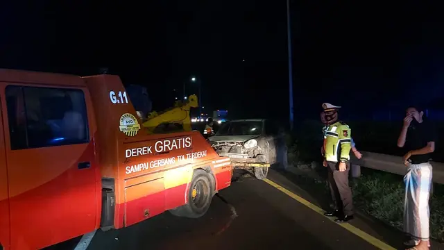 Kendaraan Pecah Ban Di Tol Tangerang-Merak. (Jumat, 15/01/20210). (Dokumentasi PJR Tol Tamer Korlantas Polri)