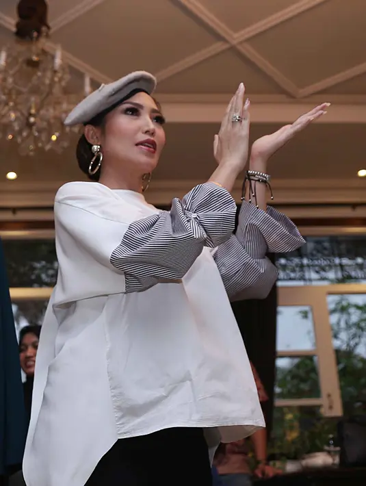 "Memang awalnya kita bikin konsep Luna Habbit x Ayu Dewi maternity collection. Tapi kalau ternyata dipakai yang nggak hamil oke, ya nggak masalah," ujar Ayu Dewi, di kawasan Menteng, Jakarta Pusat, Kamis (11/5/2017). (Nurwahyunan/Bintang.com)