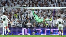Thibaut Courtois tampil mengagumkan di bawah mistar gawang saat laga leg 2 play off Liga Champions 2025/2026 antara Real Madrid melawan Benfica pada Selasa (25/02/2026). (AFP/Pierre-Philippe Marcou)
