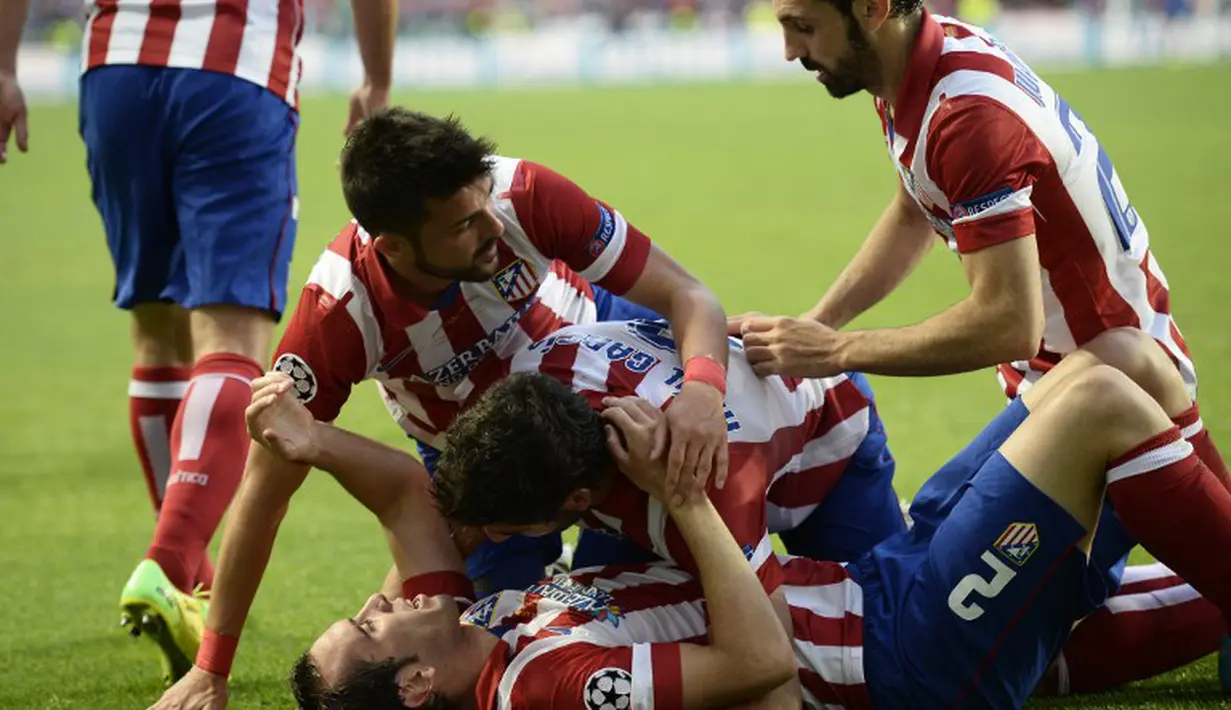 Para pemain Atletico Madrid merayakan gol yang diciptakan Diego Godin di Estadio da Luz, Lisbon, Portugal, Minggu (25/5/2014) dinihari WIB (AFP PHOTO/FRANCK FIFE)