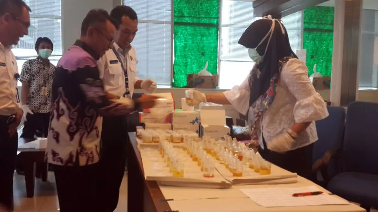 Pegawai Direktorat Jenderal Pajak Kementerian Keuangan melakukan tes urine. 