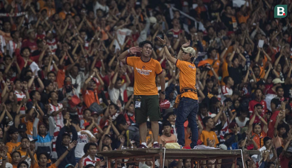 Suporter Persija Jakarta, The Jakmania, melakukan koreografi ketika memberikan dukungan saat melawan Bali United pada final Piala Presiden di SUGBK, Jakarta, Sabtu (17/2/2018). Persija menang 3-0 atas Bali United. (Bola.com/Vitalis Yogi Trisna)