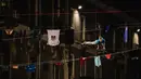 Seorang peserta beraksi di kompetisi slackline Red Bull Airlines di Catania, Italia, Sabtu (8/10). Red Bull Airlines adalah kompetisi slackline yang digelar di ketinggian 7 meter di atas tanah.(REUTERS)