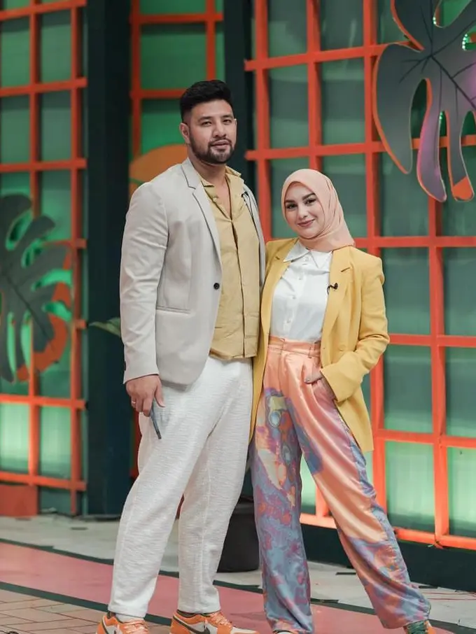 8 Ide Mix and Match Blazer Hijab yang Stylish dari Lesti Kejora hingga Irish Bella