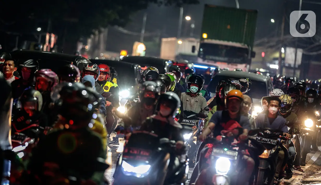 <p>Pemudik yang menggunakan sepeda motor melewati Jalan Dr. H Juanda, Bekasi, Jawa Barat, (29/4/2022). Pada H-3 Idul Fitri 1443 H Pemudik yang menggunakan sepeda motor memadati bekasi untuk menggunakan jalur pantura untuk sampai ke kampung halaman. (Liputan6.com/ Johan Tallo)</p>