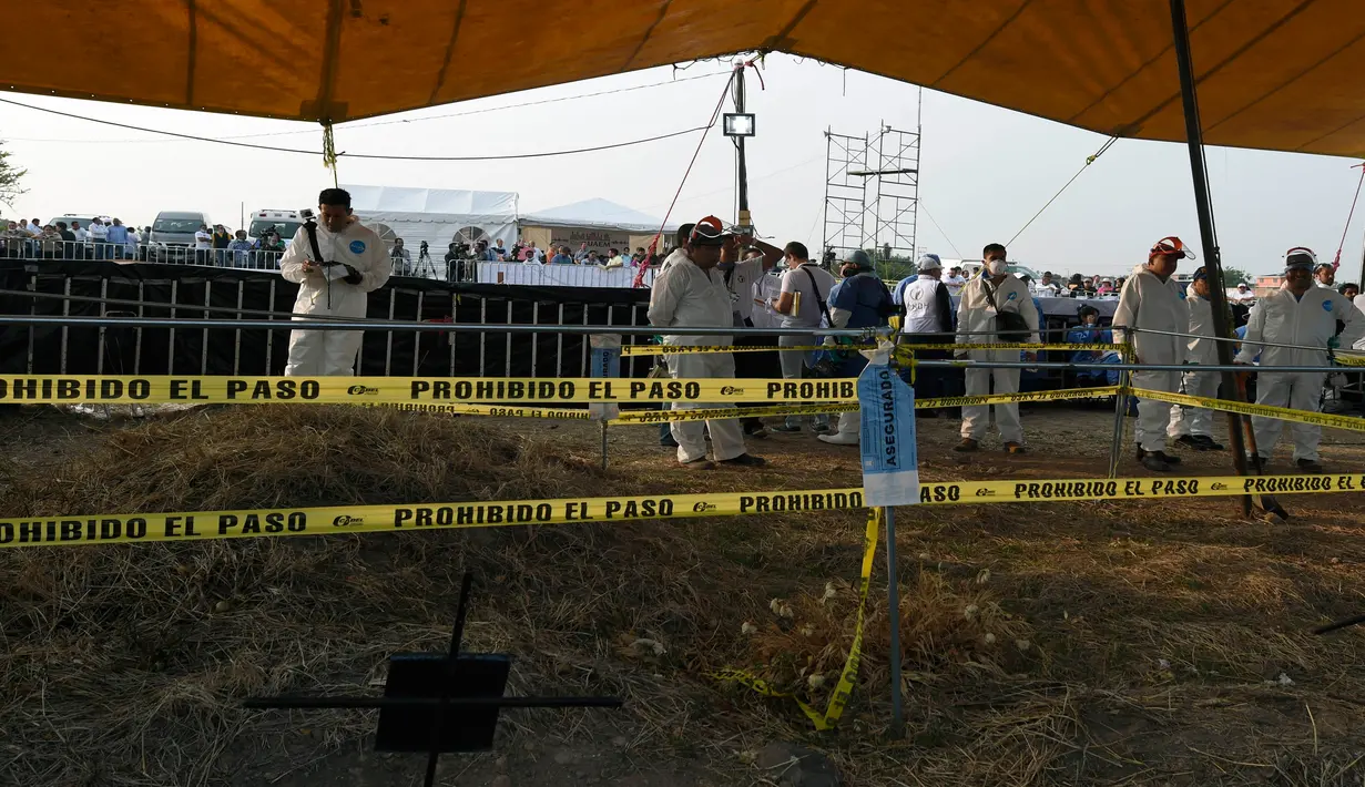 Petugas forensik saat akan melakukan penggalian kuburan massal di Tetelzingo, Morelos, Meksiko (23/5). Penemuan kuburan massal ini berawal dari pencarian orang hilang yang dikabarkan dibunuh pada 2013. (ALFREDO ESTRELLA / AFP)