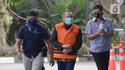 Mantan Sekretaris MA, Nurhadi (rompi oranye) berjalan akan menjalani pemeriksaan perdana pasca penahanan oleh penyidik di Gedung KPK, Jakarta, Rabu (10/06/2020). (merdeka.com/Dwi Narwoko)