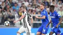Aksi pemain Juventus, Gonzalo Higuain (kiri) melewati adangan dua pemain Bologna pada lanjutan Serie A di Allianz Stadium, Turin, (5/5/2018). Juventus menang 3-1. (Alessandro Di Marco/ANSA via AP)
