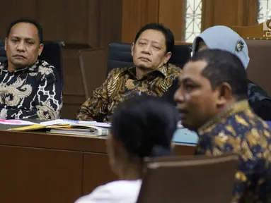 Terdakwa dugaan korupsi pengadaan lahan Bandara Bobong Maluku Utara, Zainal Mus (kiri) dan Ahmad Hidayat Mus menyimak keterangan saksi pada sidang lanjutan di Pengadilan Tipikor, Jakarta, Kamis (20/12). (Liputan6.com/Helmi Fithriansyah)