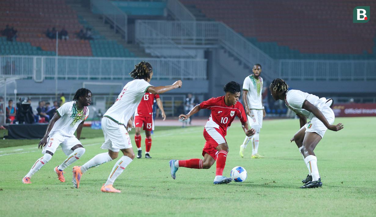 <p>Timnas Indonesia U-22 menelan kekalahan tiga gol tanpa balas dari Mali U-22 pada laga uji coba di&nbsp;Stadion Pakansari, Kabupaten Bogor, Sabtu (15/11/2025) malam WIB. (Bola.com/M Iqbal Ichsan)</p>