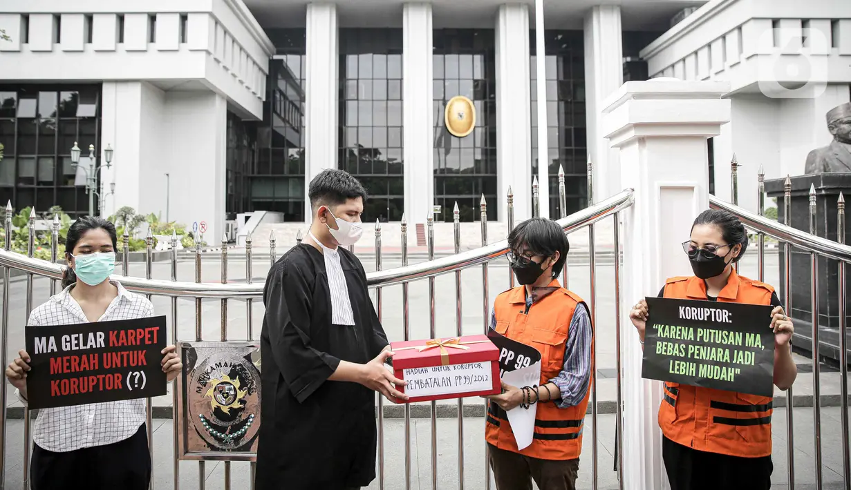 Aktivis ICW menggelar aksi di depan Gedung Mahkamah Agung, Jakarta, Senin (8/11/2021). Aksi ini buntut dari MA yang mengeluarkan putusan kabul atas permohonan uji materi terhadap PP 99 Tahun 2012 tentang Syarat dan Tata Cara Pelaksanaan Hak Warga Binaan Pemasyarakatan. (Liputan6.com/Faizal Fanani)