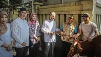 Direktur Utama PT Pertamina Patra Niaga, Riva Siahaan yang turut menyaksikan pemotongan hewan kurban di wilayah Plumpang, Jakarta.