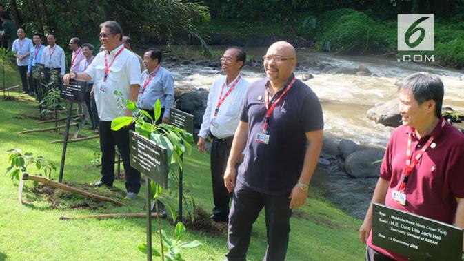 Penanaman pohon oleh para menteri TIK kawasan ASEAN di acara TELMIN ke-18 di Ubud, Bali. Liputan6.com/ Andina Librianty