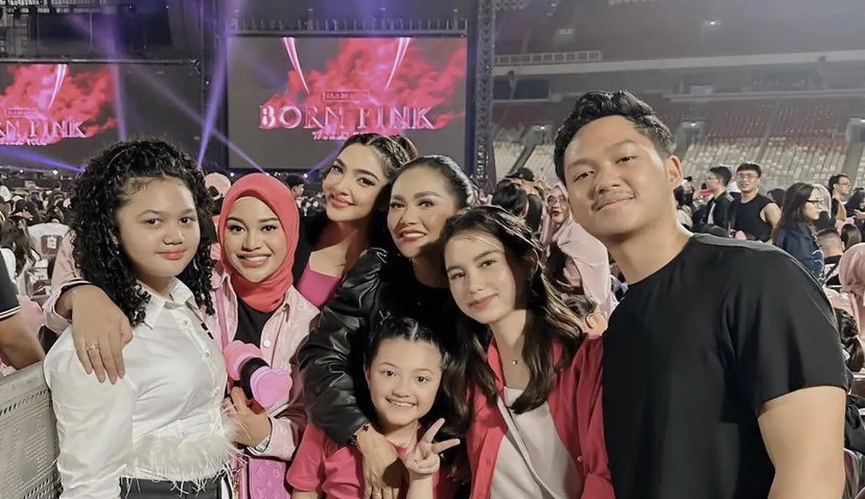 Sarah juga turut serta menonton konser Blackpink bersama keluarga sang kekasih. Ia mengenakan kemeja pink dan celana hitamnya. (@ssarah_menzel)