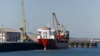 Kapal kargo berbendera Rusia berlabuh di pelabuhan Boulogne-sur-Mer, Prancis utara (26/2/2022). Pejabat Prancis mengatakan marinir yang berpatroli di wilayah Selat Inggris telah mencegat kapal kargo yang berlayar di bawah bendera Rusia dan mengawalnya untuk penyelidikan. (AP Photo/Michel Spingler)