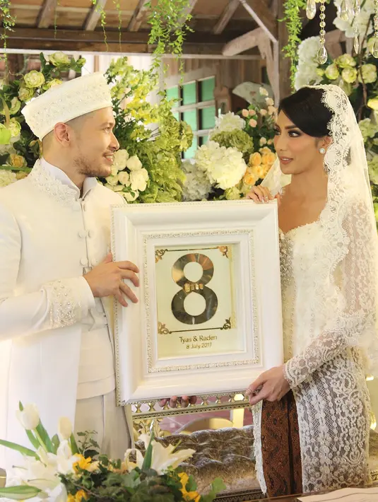 Setelah melalui serangkaian acara, tepat pukul 11.54 WIB, Raiden lantang mengucap ijab kabul. Raiden memberikan mas kawin perhiasan emas 8 gram dibayar tunai. Suara sah dari saksi menandakan keduanya resmi menjadi suami istri. (Bambang E. Ros/Bintang.com)