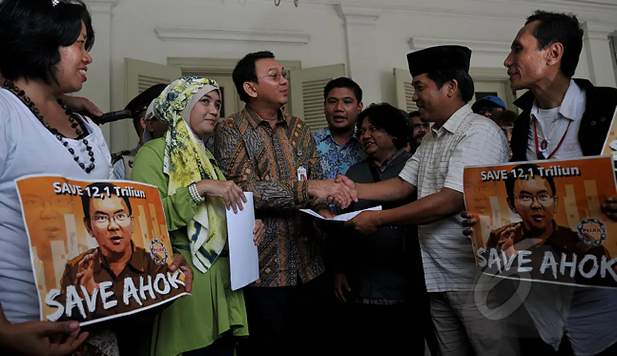 Gubernur DKI Basuki T. Purnama (tengah) bersalaman dengan warga saat aksi save Ahok di teras Balaikota Jakarta, Selasa (3/3). Mereka mendukung Ahok untuk membongkar dan menyeret ke meja hijau mafia anggaran di DPRD DKI Jakarta. (Liputan6.com/Johan Tallo)