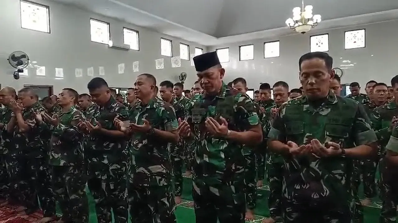 Prajurit TNI di Lampung menggelar salat gaib untuk penghormatan terakhir bagi tiga prajurit yang gugur di Lebanon. (Liputan6.com/Ardi Munthe)