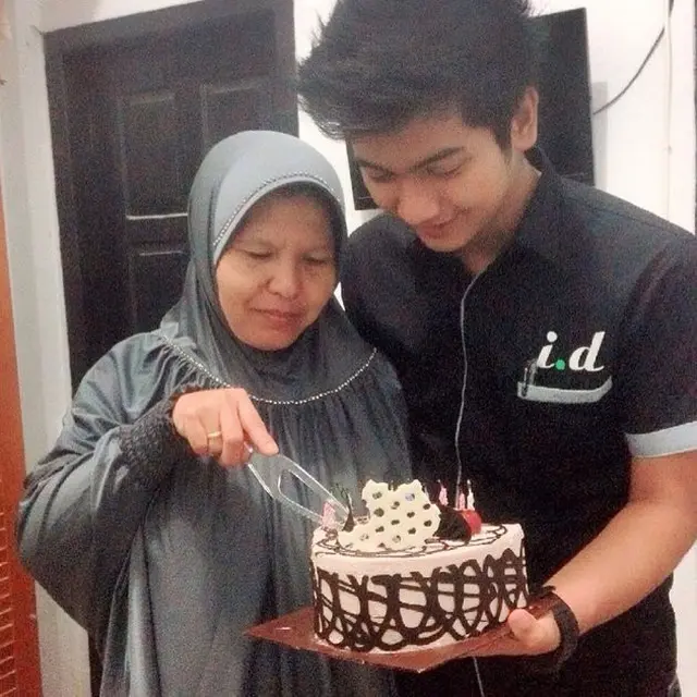 Momen Kebersamaan Teuku Ryan Suami Ria Ricis dan Sang Ibu
