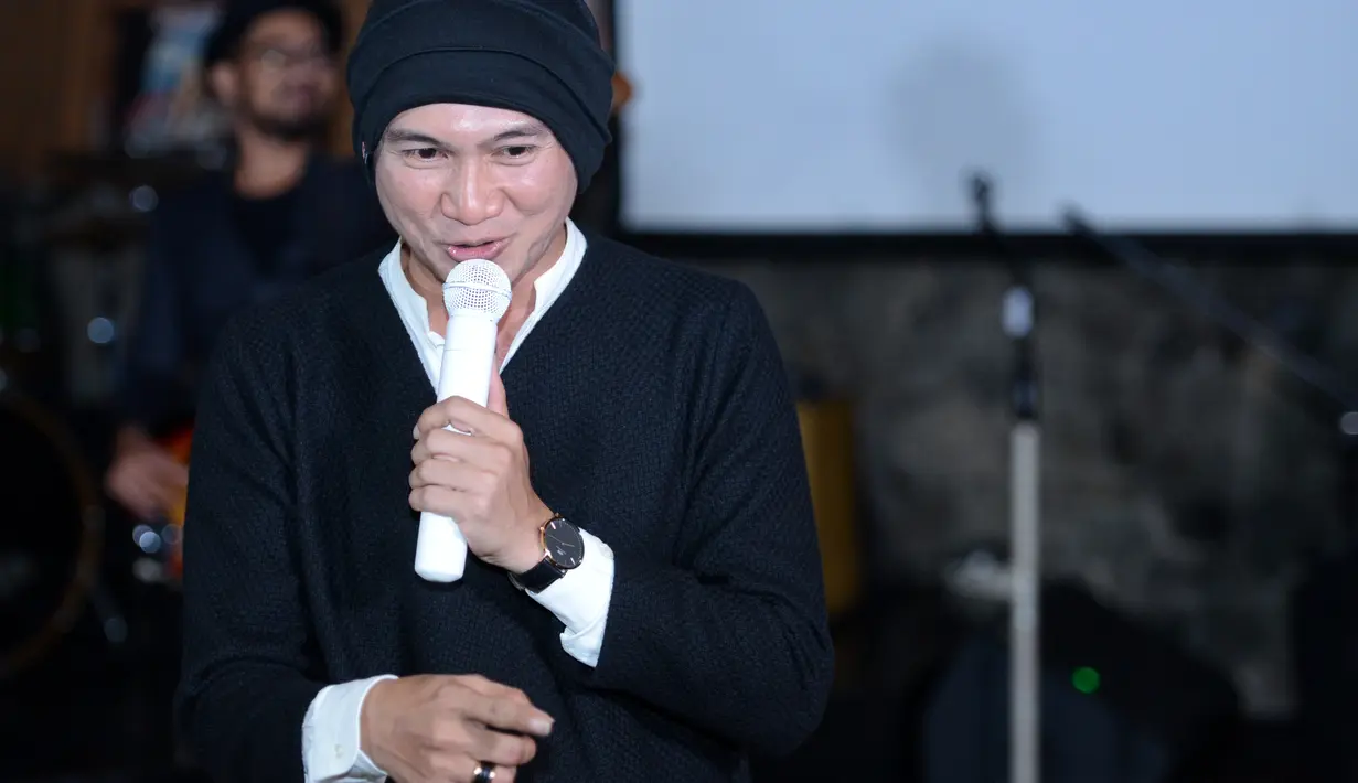Ditemui di kawasan Antasari, Jakarta Selatan, Anji mengumumkan bahwa pada hari itu, Rabu (17/5/2017), ia kembali meluncurkan single terbarunya yang berjudul Bidadari Tak Bersayap yang merupakan sekuel lagu Dia. (Adrian Putra/Bintang.com)