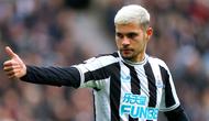 Pemain Newcastle United Bruno Guimaraes memberi isyarat saat melawan Wolverhampton Wanderers pada pertandingan sepak bola Liga Inggris di St. James' Park, Newcastle, Inggris, 12 Maret 2023. Newcastle United mengalahan Wolverhampton Wanderers dengan skor 2-1. (Owen Humphreys/PA via AP)