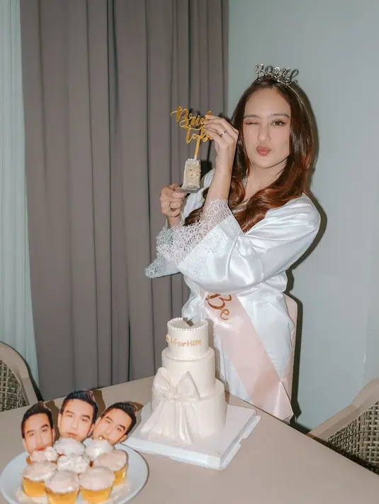 Aksesoris yang dipakaian para sahabat ke Salsha, ada mahkota bertuliskan 'bride' dan selempang bertuliskan 'bride to be'. Tampak foto Ibrahim Risyad alias Ohim ada di atas cupcake. Bintang sinetron Bidadari Surgamu itu bahagia tak menyangka akan mendapat kejutan dari para sahabat. (Liputan6.com/IG/@vlncangl)