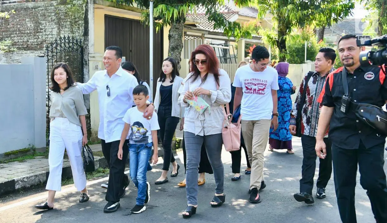 Ketua DPR RI Bambang Soesatyo bersama keluarga bersiap menggunakan hak pilihnya pada Pemilu 2019 di Tempat Pemungutan Suara (TPS) 15, Kelurahan Purbalingga Lor, Kecamatan Purbalingga, Kabupaten Purbalingga, Jawa Tengah, Rabu (17/4). (Liputan6.com/Pool/Humas DPR)