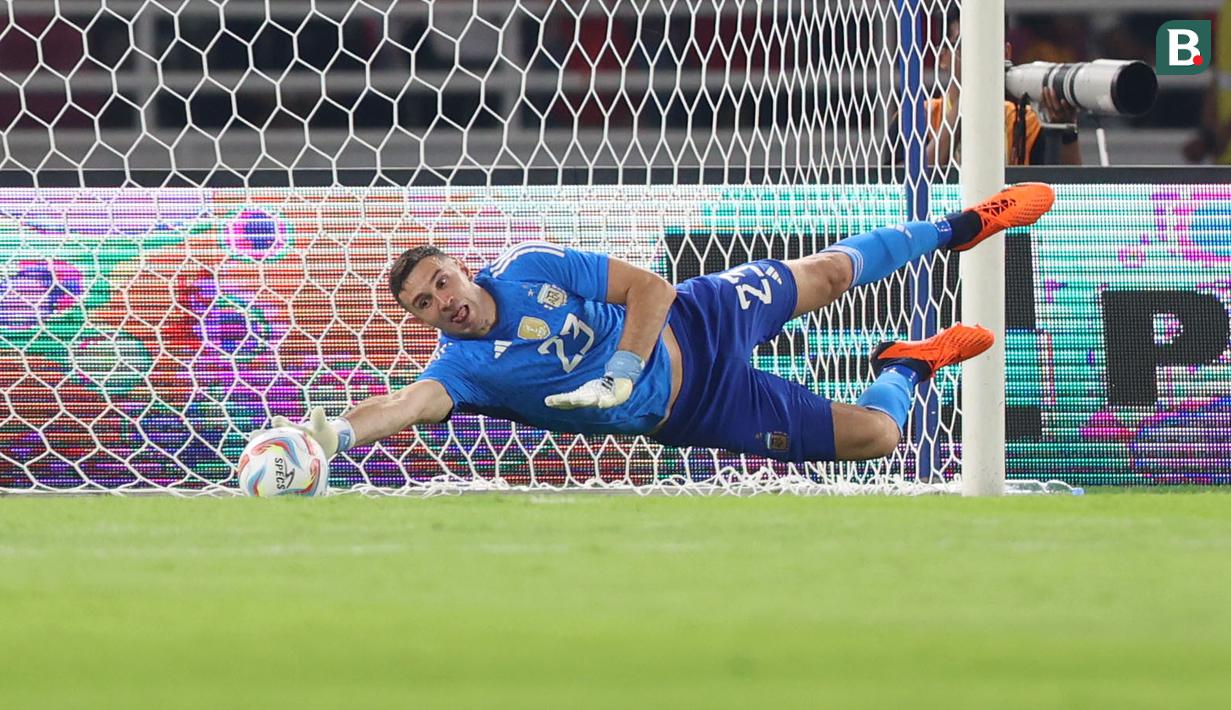 <p>Kiper Argentina, Emiliano Martinez berusaha menghalau bola saat laga FIFA Matchday melawan Timnas Indonesia di Stadion Utama Gelora Bung Karno (SUGBK), Senayan, Jakarta, Senin (19/06/2023). (Bola.com/Bagaskara Lazuardi)</p>