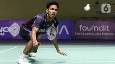 Pebulu tangkis tunggal putra Indonesia Chico Aura Dwi Wardoyo saat melawan Kantaphon Wangcharoen (Thailand) dalam babak 32 besar Indonesia Open 2024 di Istora Geloran Bung Karno, Senayan, Jakarta, Selasa (4/6/2024). (Liputan6.com/Herman Zakharia)
