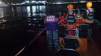 Proses pencarian Kapal Motor Penyeberangan (KMP) Tunu Pratama Jaya rute Ketapang Banyuwangi menuju Gilimanuk&nbsp;yang tenggelam di Selat Bali, Rabu 2 Juli 2025. (Liputan6.com/Dian Kurniawan)