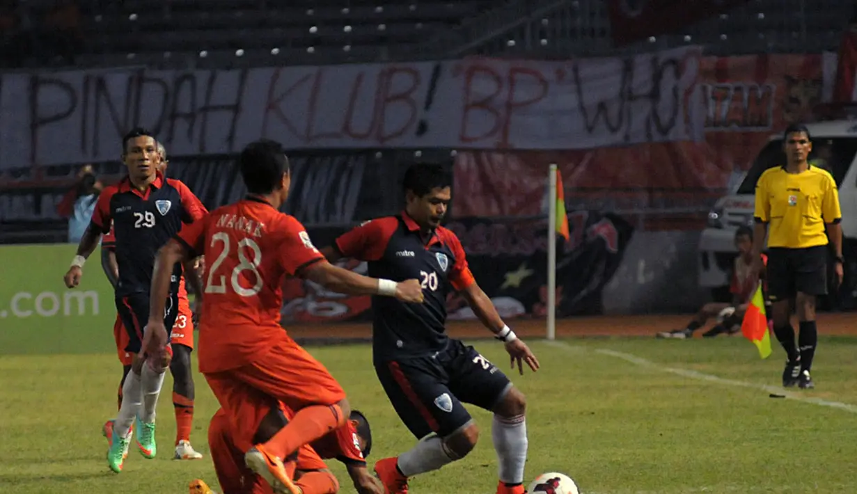Kapten tim Pelita Bandung Raya, Bambang Pamungkas (kanan), mencoba melewati kawalan dua pemain Persija Jakarta saat berlaga di Stadion GBK, (14/8/2014). (Liputan6.com/Helmi Fithriansyah) 