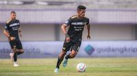 Pemain Dewa United, Ricky Kambuaya menggiring bola saat laga lanjutan BRI Liga 1 2023/2024 antara Dewa United melawan Persebaya Surabaya di Indomilk Arena, Tangerang, Sabtu (30/09/2023). (Bola.com/Bagaskara Lazuardi)