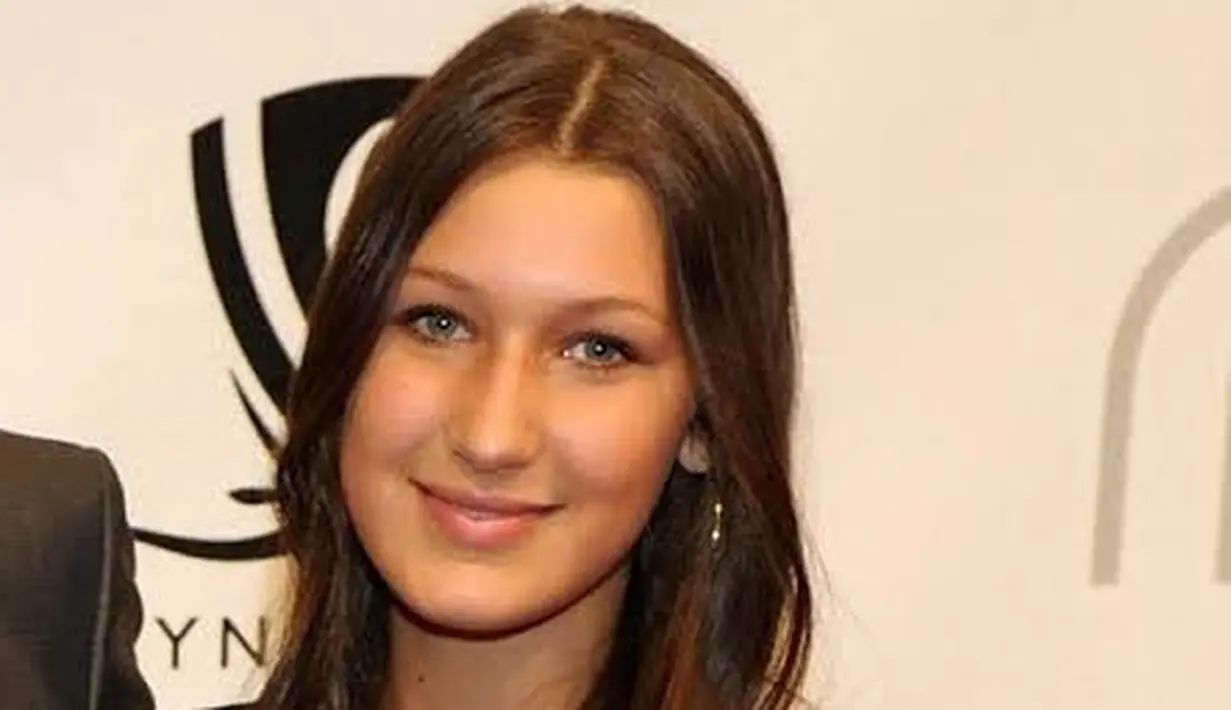 Red carpet pertama Bella, pada usia 14 tahun.  Warna rambut alaminya adalah pirang dan alisnya yang belum tertata. Ini menandakan jika hidung sudah dioperasi plastik. Twitter @mayasurewould