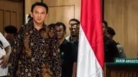 Basuki Tjahaja Purnama (Ahok) memasuki ruang sidang Pengadilan Negeri (PN) Jakarta Utara, Selasa (20/12). Sidang kedua Ahok mengagendakan jawaban Jaksa Penuntut Umum terhadap eksepsi yang disampaikan pada sidang pertama. (Liputan6.com/Pool/Agung Rajasa)