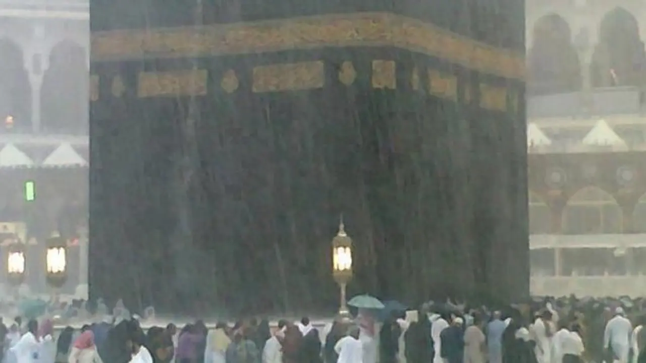 Hujan mengguyur Kabah