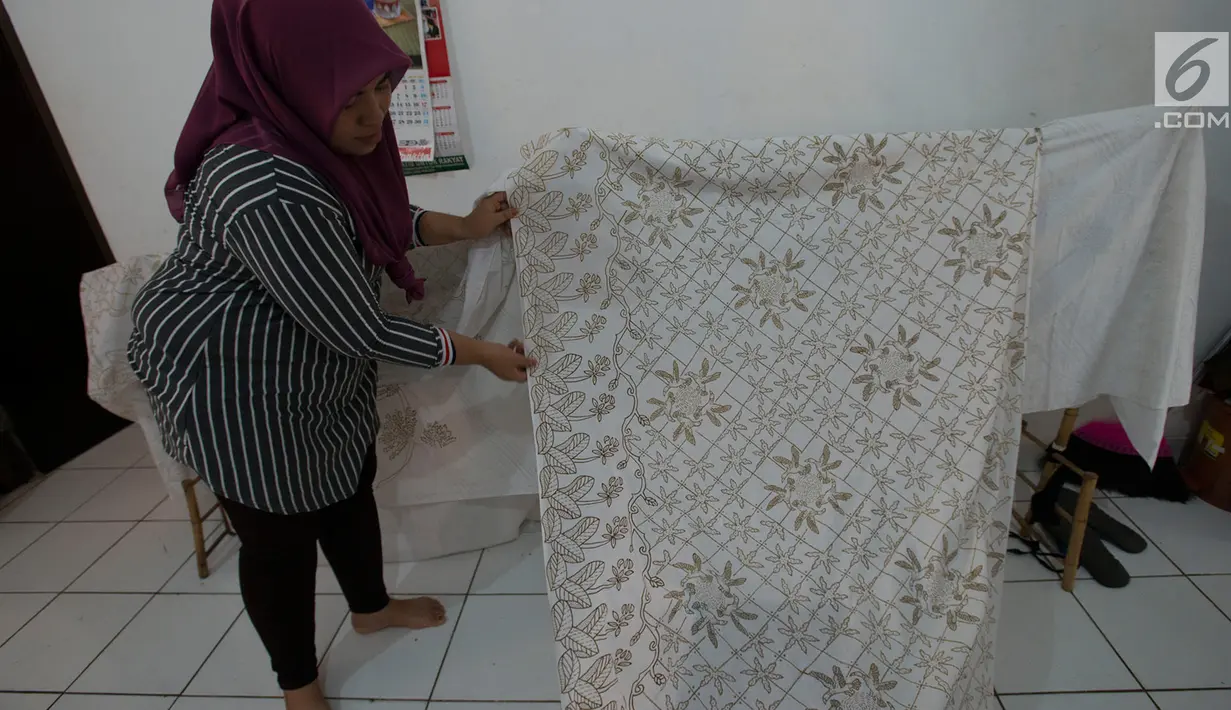 Warga menunjukkan motif kain batik di rumah susun (Rusun) Rawa Bebek, Jakarta, Sabtu (6/7/2019). Kain dengan motif Jakarta dan motif lainnya ini dibuat oleh ibu-ibu penghuni rusun Rawa Bebek, mereka menjualnya dengan harga Rp1,5 hingga Rp 2,5 juta per kain. (merdeka.com/Imam Buhori)